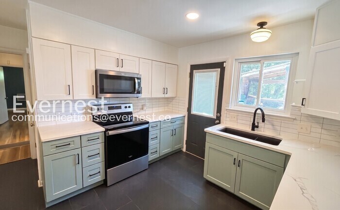 Building Photo - 826 Claremont Ct
