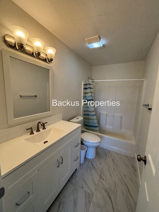 Building Photo - Updated three-bedroom unit in North Salinas