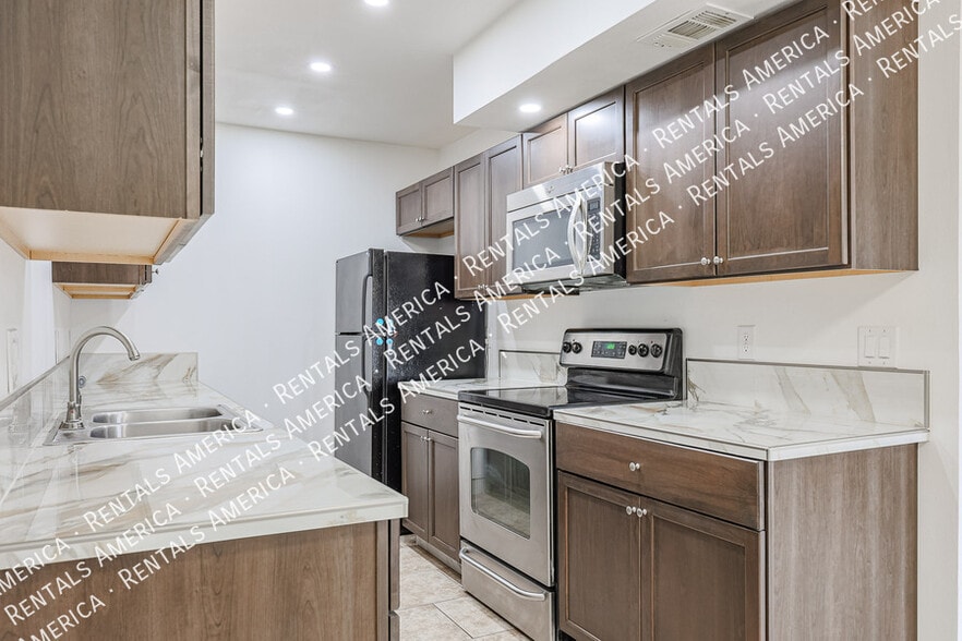 Building Photo - 6058 W Golden Ln