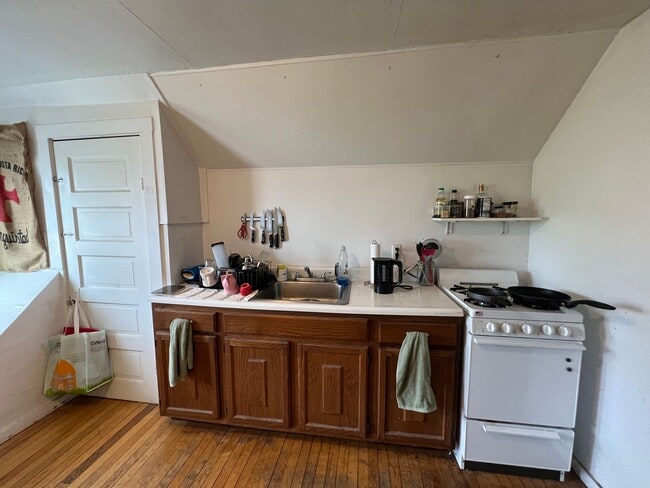 Building Photo - 9-11 Burnham St