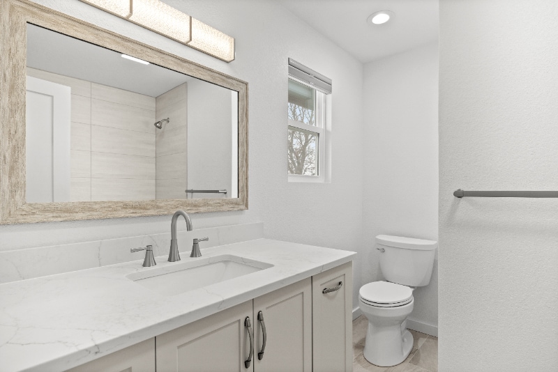 Building Photo - 2967 Lakeshore Dr