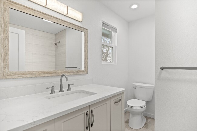 Building Photo - 2967 Lakeshore Dr