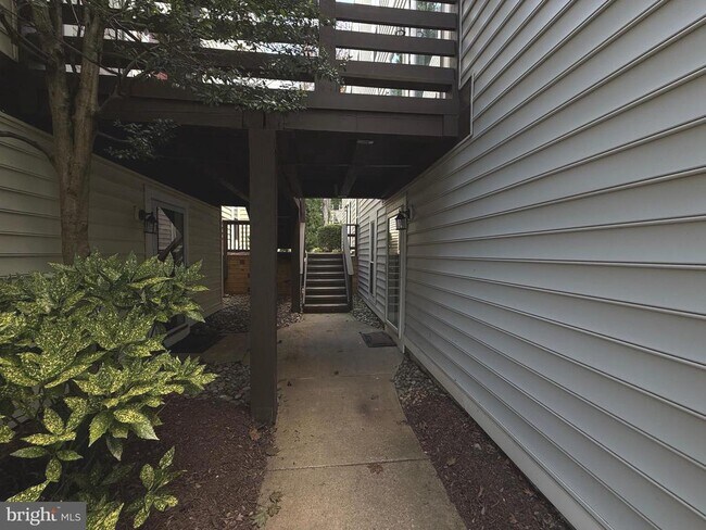 Building Photo - 10050 Oakton Terrace Rd