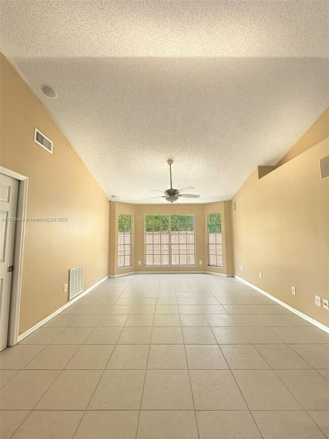Building Photo - 2853 SW East Louise Cir