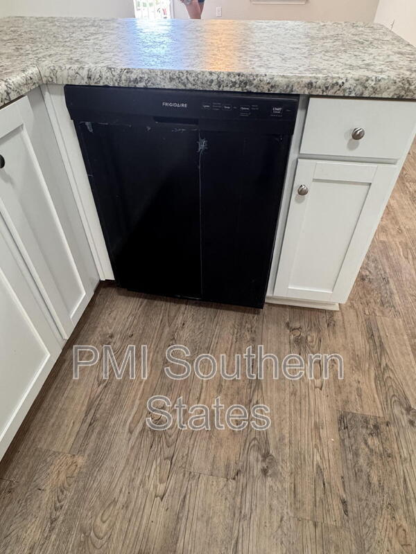 Building Photo - 204 Walnut Hill Dr