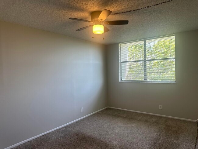 Building Photo - 2501 Riverside Dr