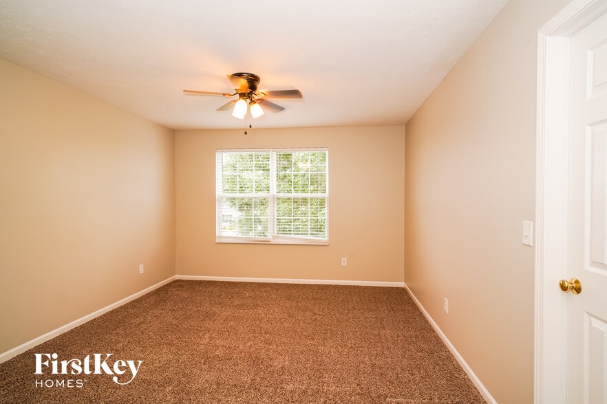 Building Photo - 2323 S Moeller Cir