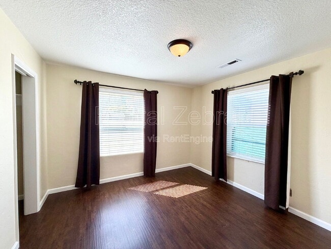 Building Photo - 1421 W 21st St