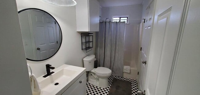 Building Photo - 117 W Davis St