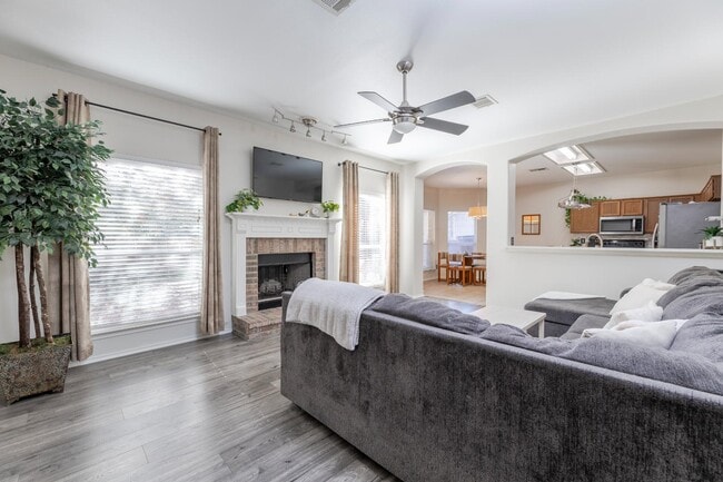 Building Photo - 9026 Hilltop Crossing Dr