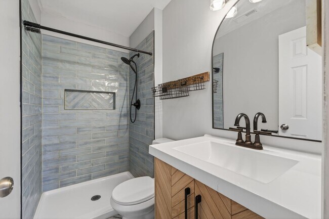 Building Photo - 729 Creekside Crescent