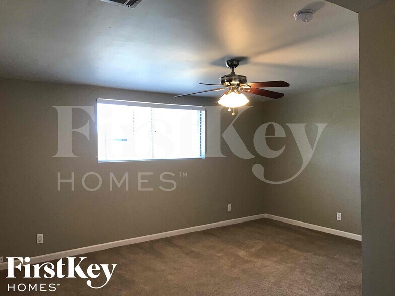 Building Photo - 8802 N 35th Dr