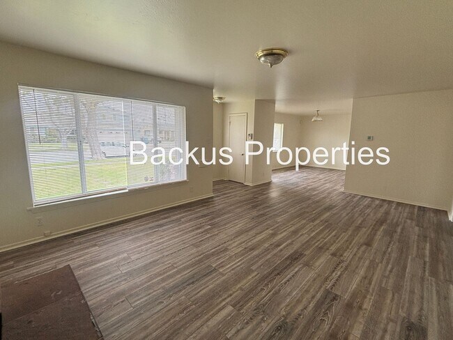 Building Photo - Great one level three bedroom home in South Salinas