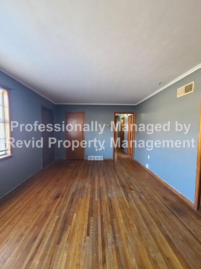 Building Photo - Large 3 bed 1.5 bath!