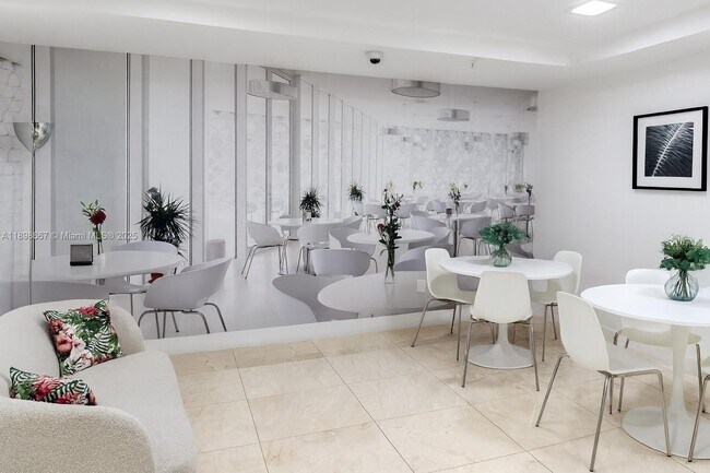 Building Photo - 15901 Collins Ave