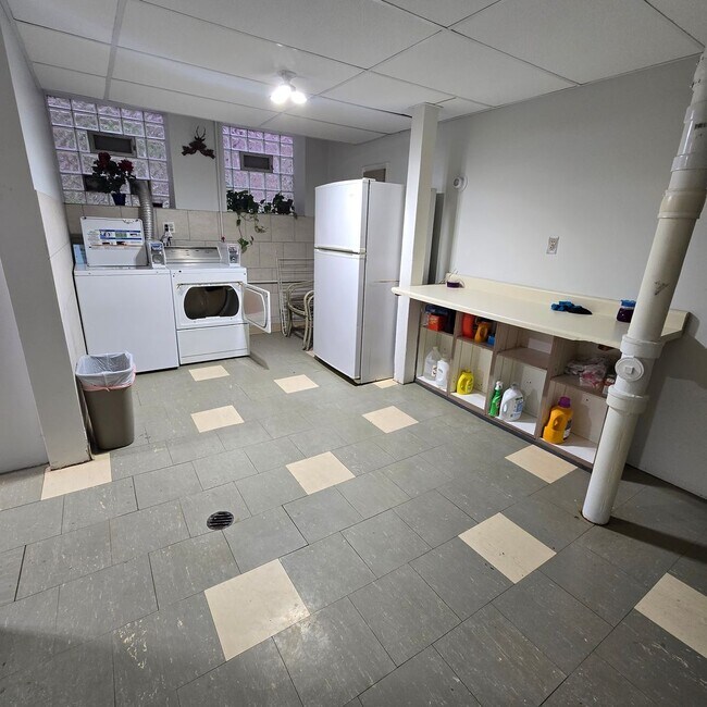 Building Photo - 1000 N Oakley Blvd