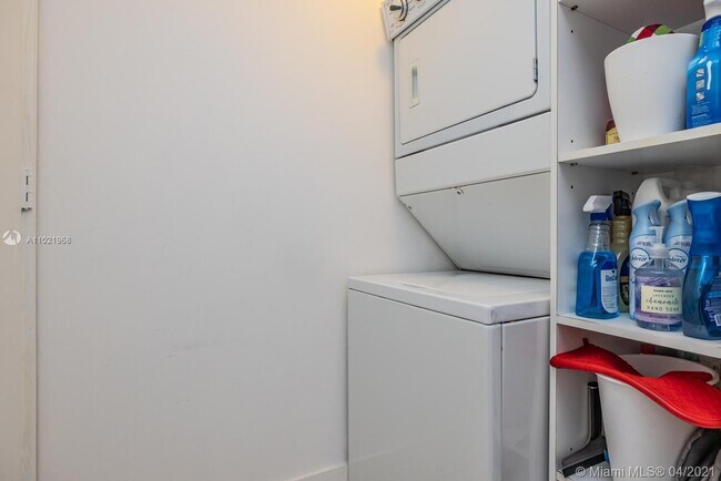 Building Photo - 475 Brickell Ave