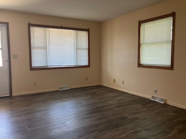 Building Photo - Kenosha Properties