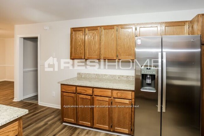 Building Photo - "Welcome Home! Get 1 month FREE RENT when ...