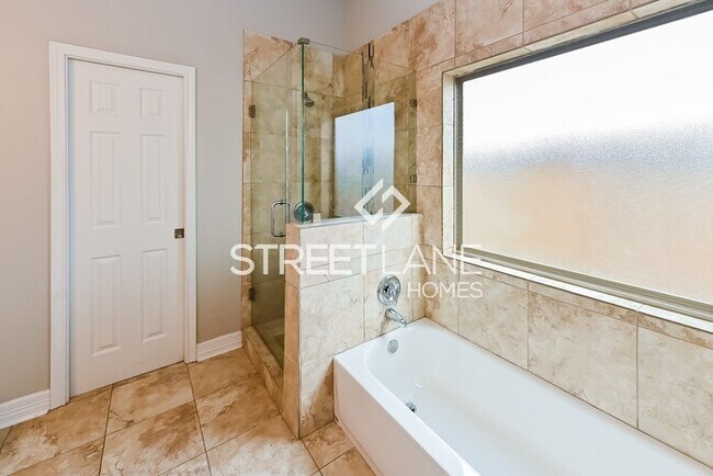 Building Photo - Beautiful Open Concept 2 Bedroom