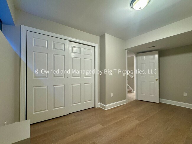 Building Photo - Beautifully updated huge townhouse in Wood...
