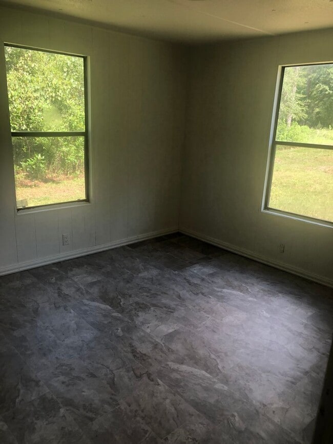 Building Photo - 3 Bedroom Rental In North Crawfordville Av...
