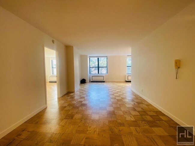 Building Photo - 247 W 87th St