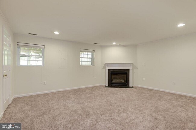 Building Photo - 21588 Bankbarn Terrace