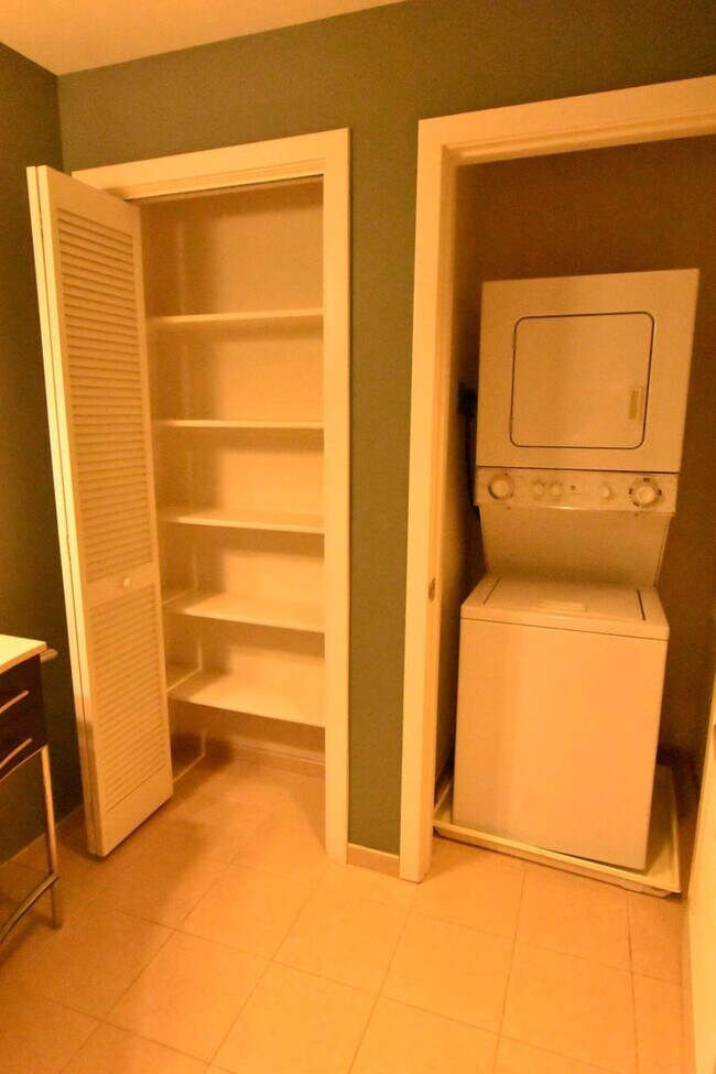 Building Photo - Chic, Contemporary 1 BD 1.5 BA Condo in the Mount Pleasant neighborhood of NW DC!!