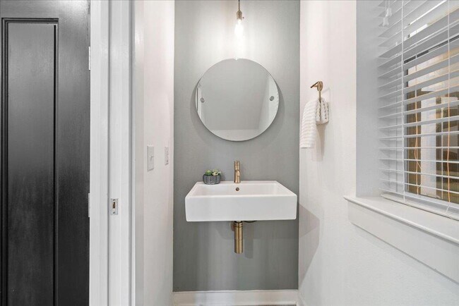 Building Photo - 2624 Metcalfe Rd