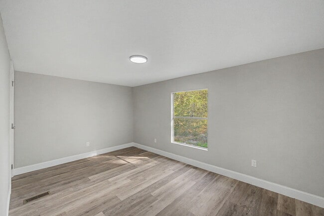 Building Photo - 512 W Bach Dr