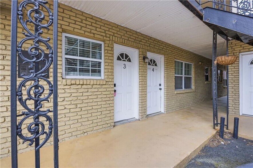 Building Photo - 21 Delmont Dr NE