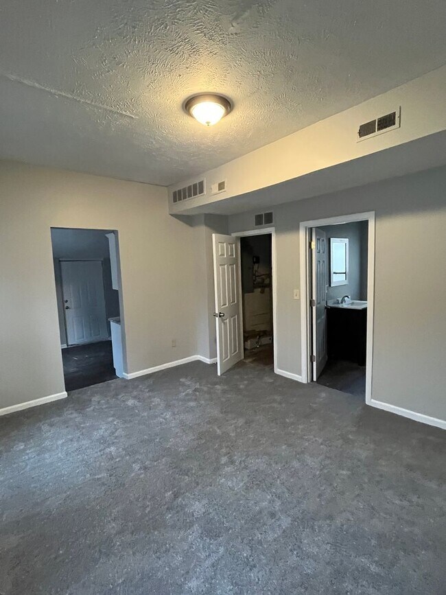 Building Photo - 7728 Elton Ave