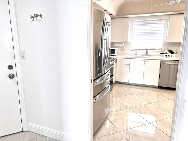 Building Photo - 801 Lake Shore Dr