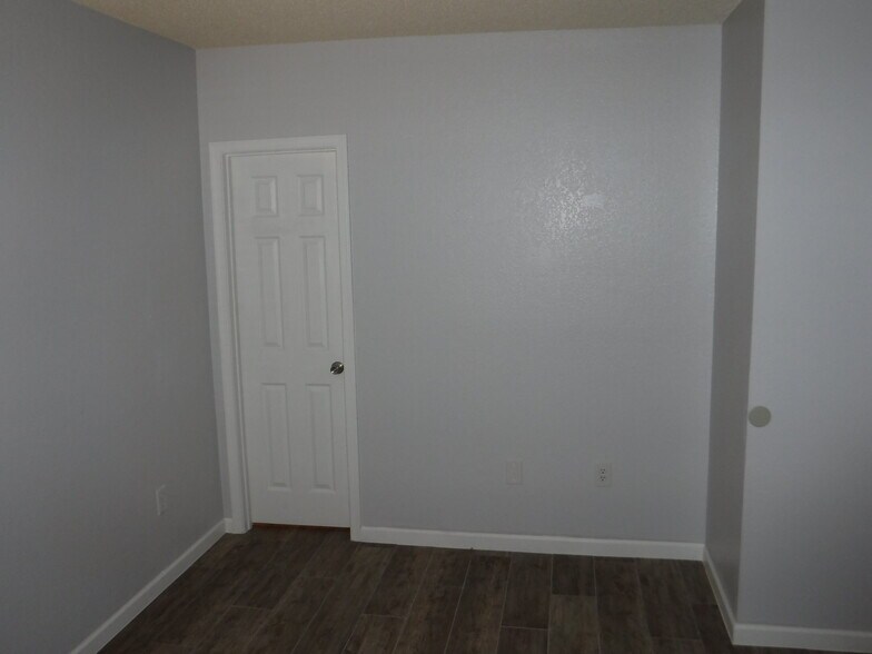 Building Photo - 712 N Santa Barbara #16