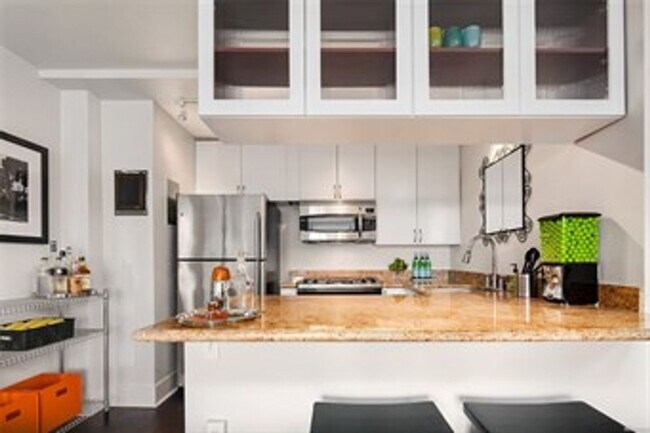 Building Photo - $250 off first month's rent!!!! Highly des...