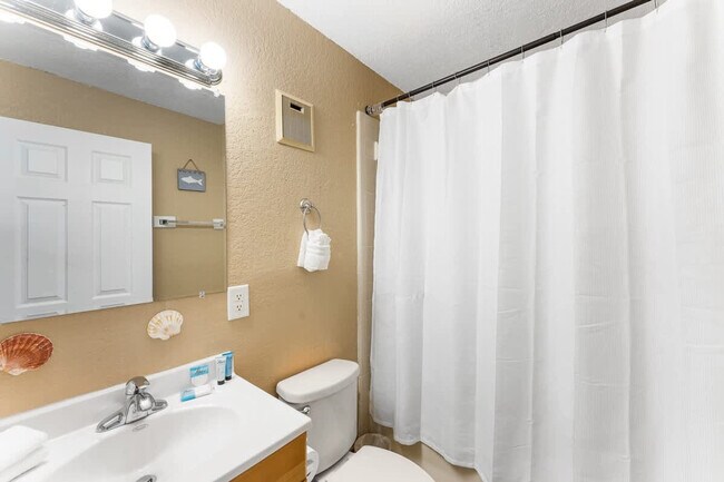 Building Photo - 8743 Thomas Dr