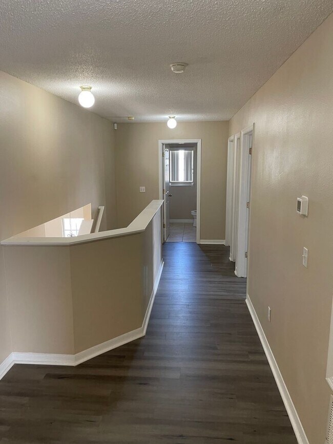 Building Photo - 421 Lockbreeze Dr
