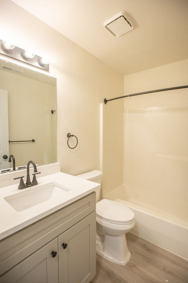 Building Photo - Fully remodeled 3 Bedroom 2.5 Bath in Gast...