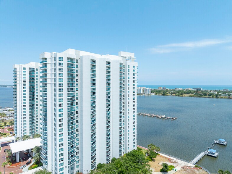 Building Photo - 231 Riverside Dr