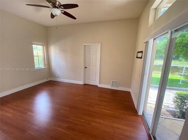 Building Photo - 837 Tanglewood Cir