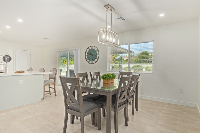 Building Photo - 9830 W Evergreen Dr