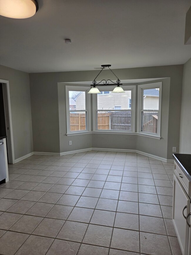 Building Photo - Lovely 4 bedroom 2.5 bath 2 story single f...