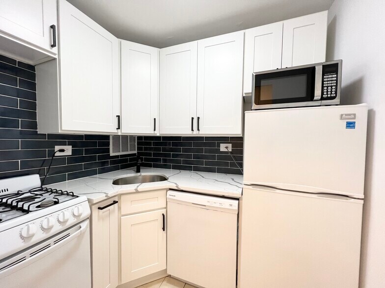 Building Photo - 330 E 49th St