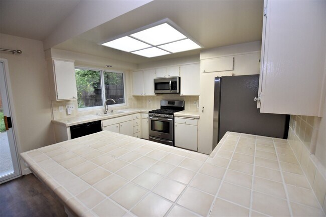 Building Photo - 3324 Lillard Dr