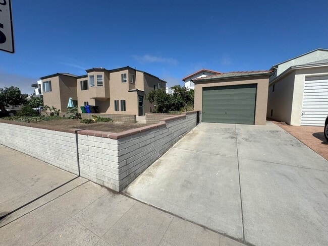 Building Photo - POINT LOMA HOME 4br-2.0 baths located on l...