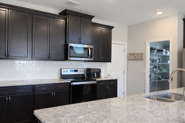 Building Photo - Open concept plan in Savannah Southside - Close to I95