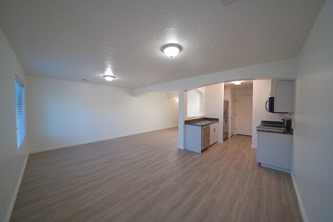 Building Photo - Remodeled 3 Bed / 2.5 Bath Townhome in Great Location