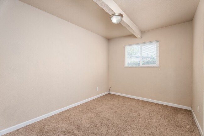 Building Photo - 290 Lindley Dr
