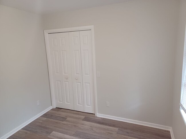 Building Photo - Beautiful 2 BR 1 BA Lakefront View Rental ...